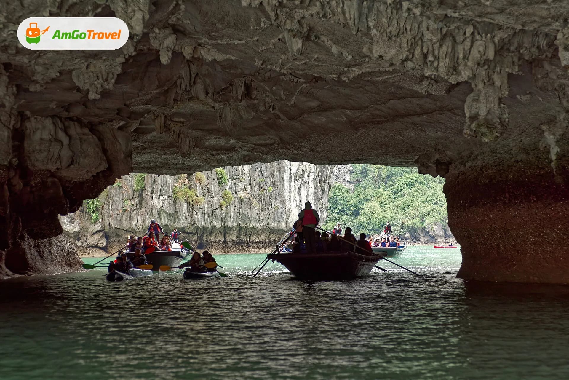 Đò tre luồn qua vòm hang Luồn vào áng nước bên trong