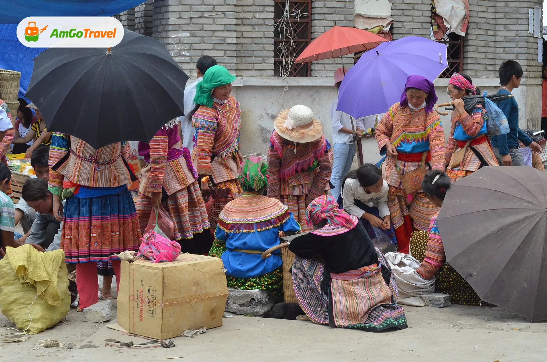 Flower Hmong women in colourful dress trading at Bac Ha Sunday market